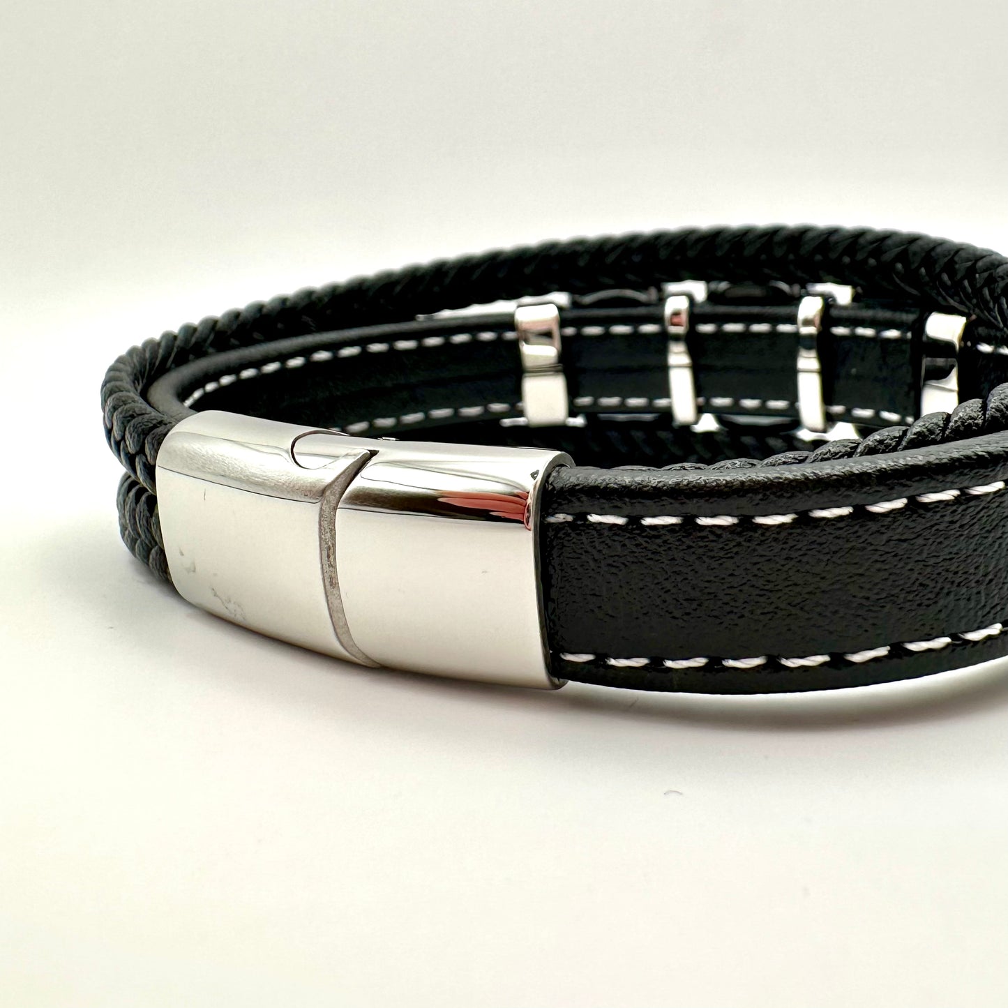 Herren-Armband „Titan Shield“ in Schwarz & Chrom