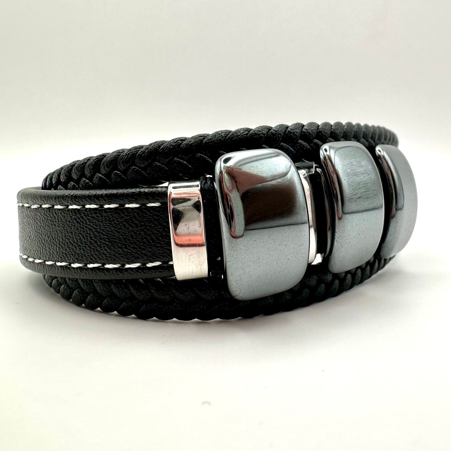 Herren-Armband „Titan Shield“ in Schwarz & Chrom