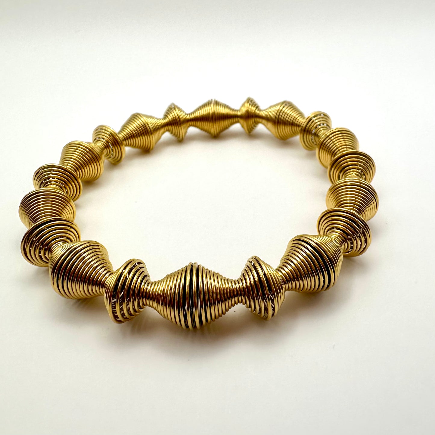 Damen-Armreif „Golden Vortex“ im Spiral-Design