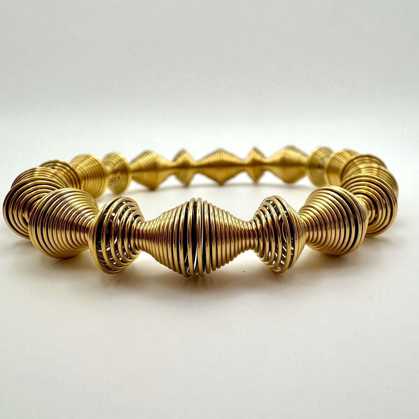Damen-Armreif „Golden Vortex“ im Spiral-Design