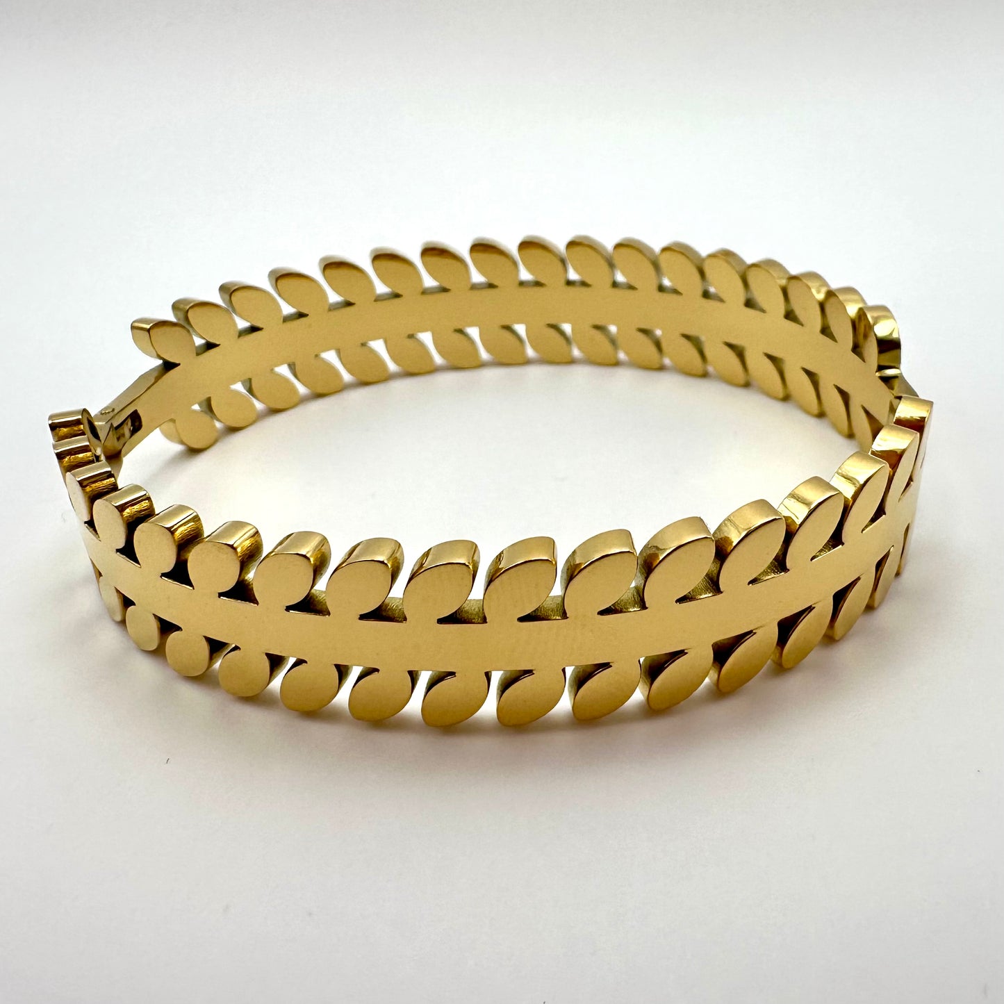 Armreif „Golden Laurel“ mit Blatt-Relief