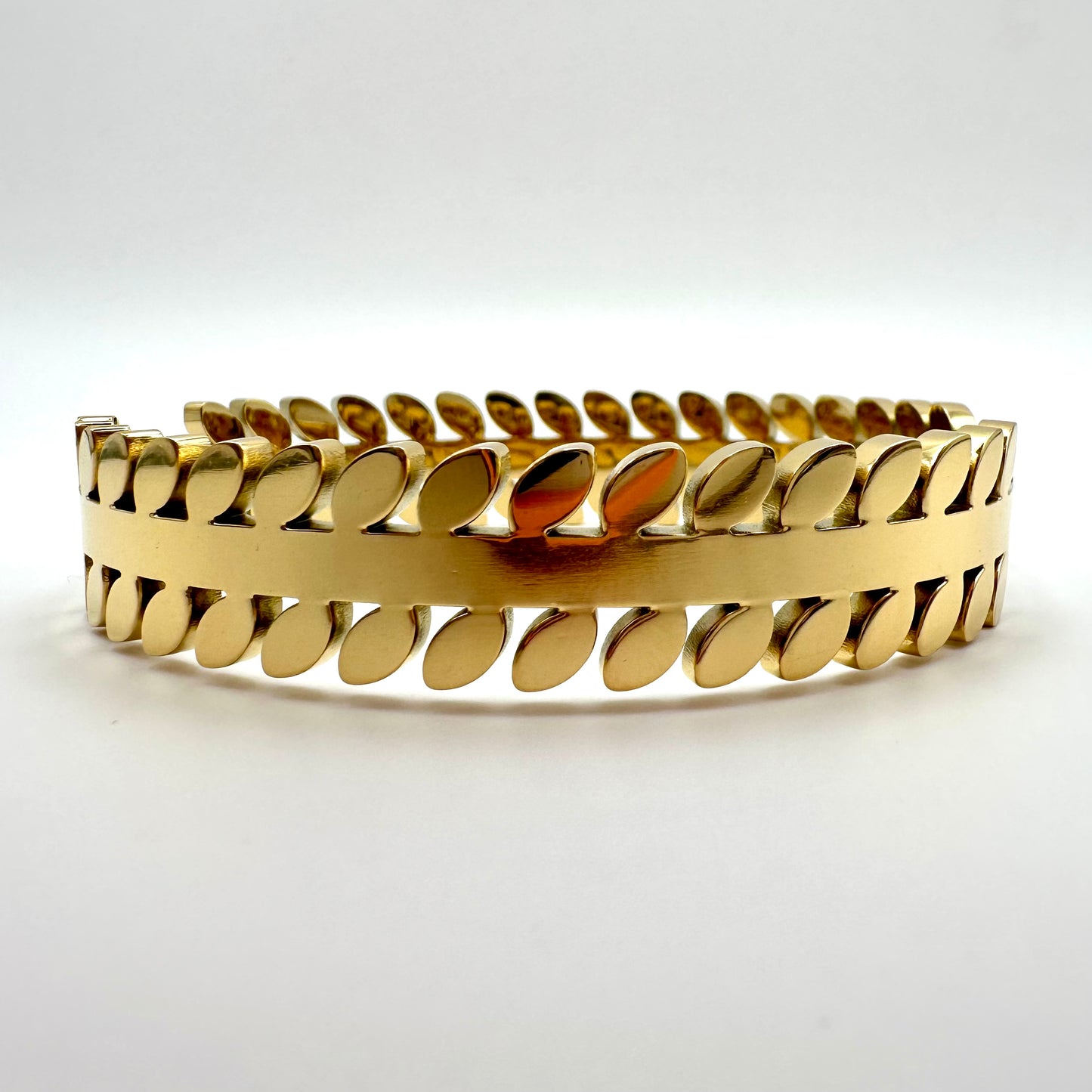 Armreif „Golden Laurel“ mit Blatt-Relief