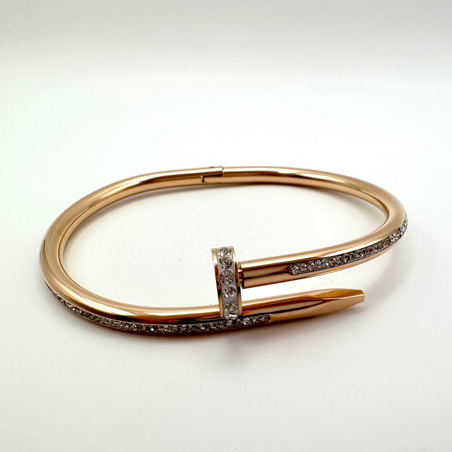 Armreif „Royal Nail“ in Roségold mit Zirkonia-Pavé
