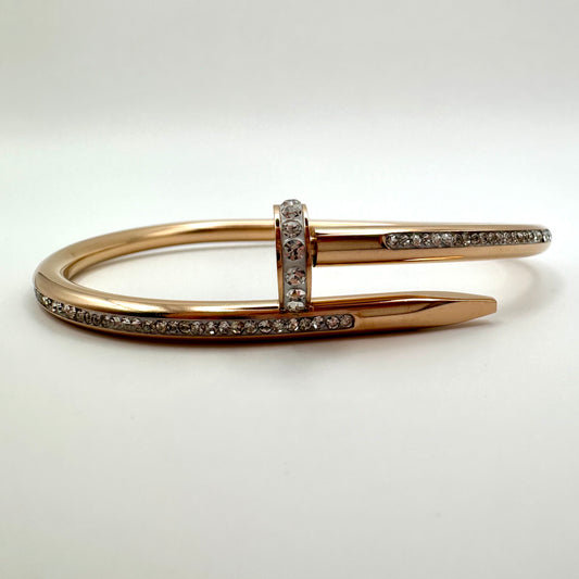 Armreif „Royal Nail“ in Roségold mit Zirkonia-Pavé