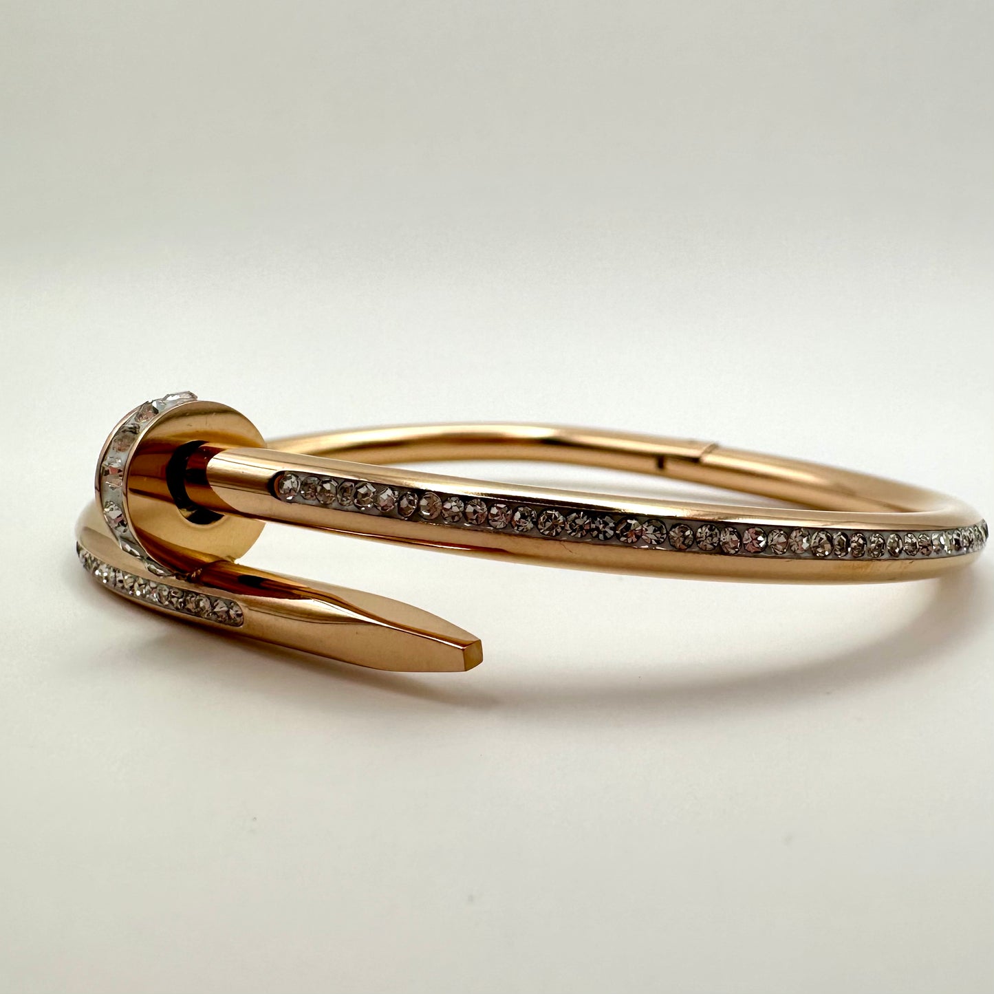 Armreif „Royal Nail“ in Roségold mit Zirkonia-Pavé