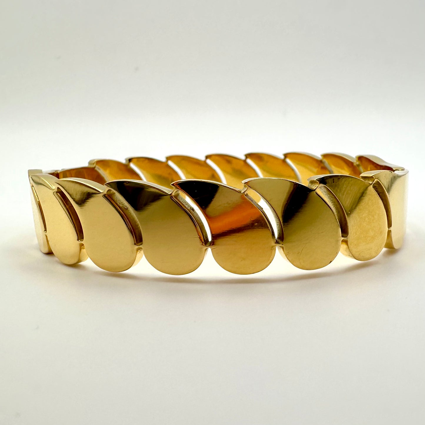 Armreif „Golden Scale“ mit Segment-Struktur