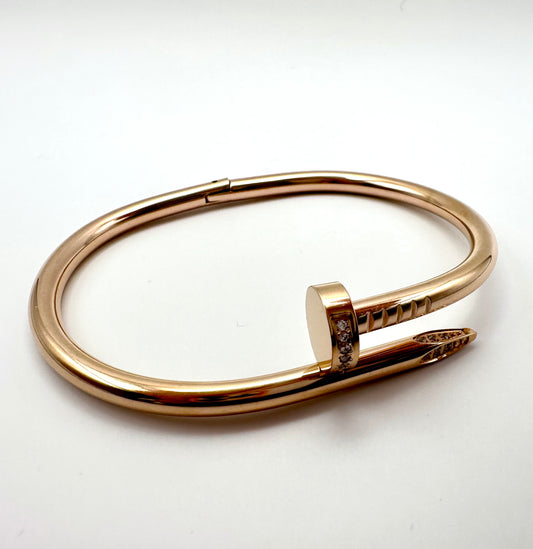 Armreif „Essential Nail“ in Roségold mit Zirkonia-Akzenten