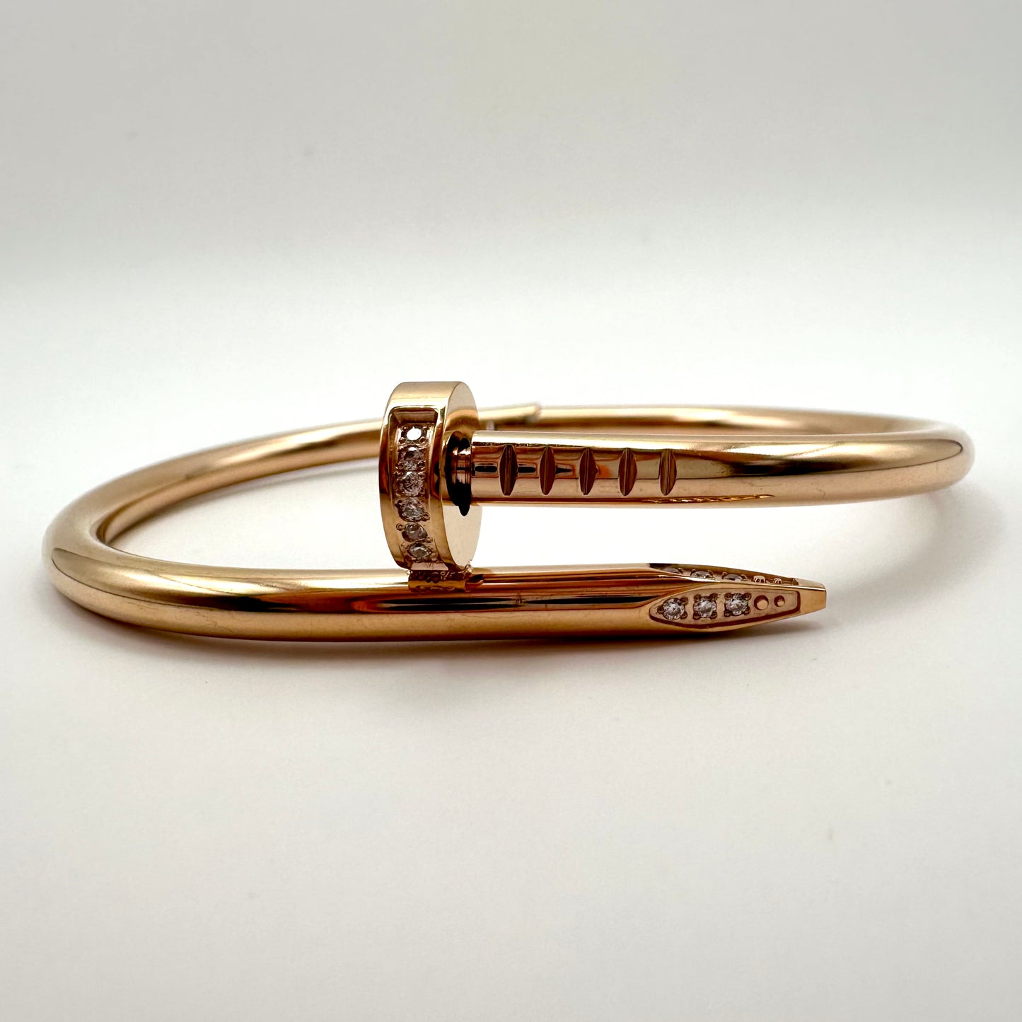 Armreif „Essential Nail“ in Roségold mit Zirkonia-Akzenten