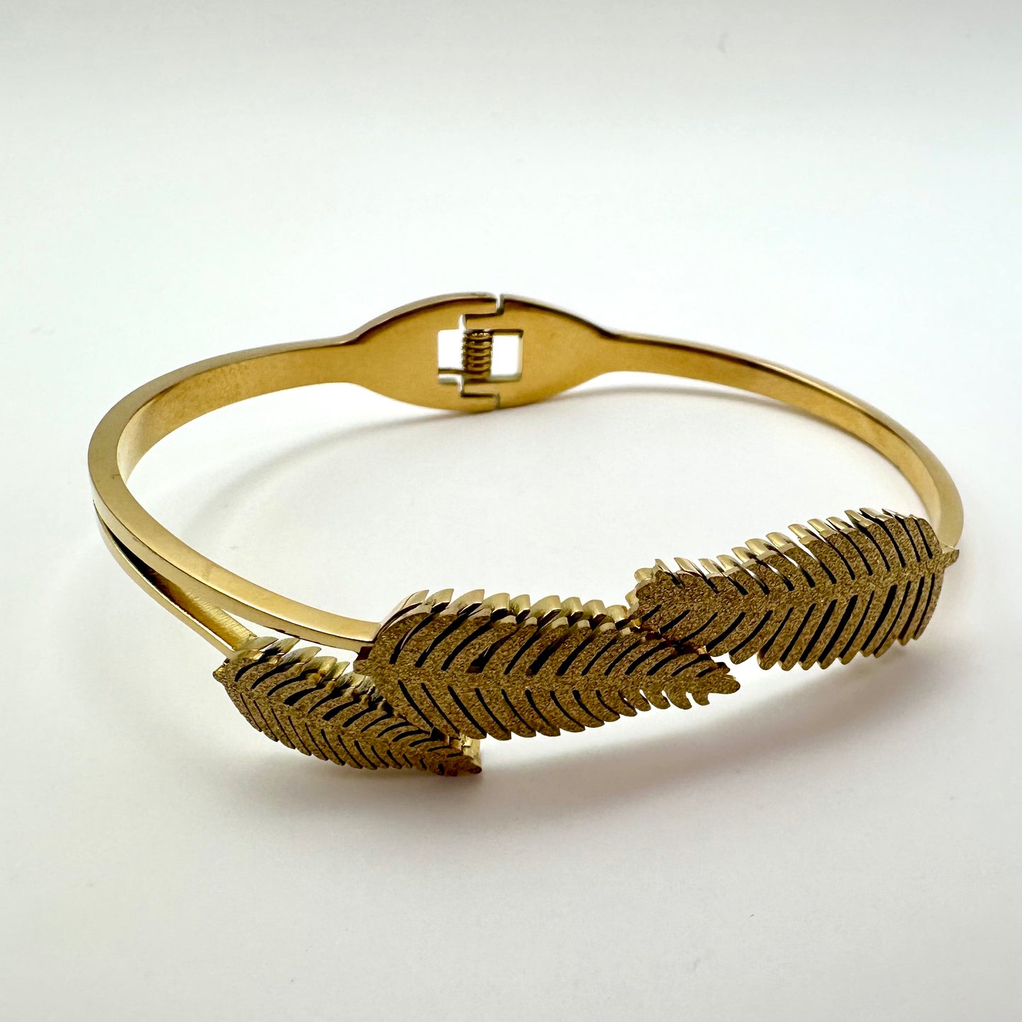 Armreif „Golden Plume“ mit Sandstrahl-Finish