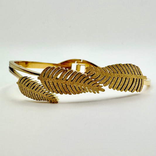 Armreif „Golden Plume“ mit Sandstrahl-Finish