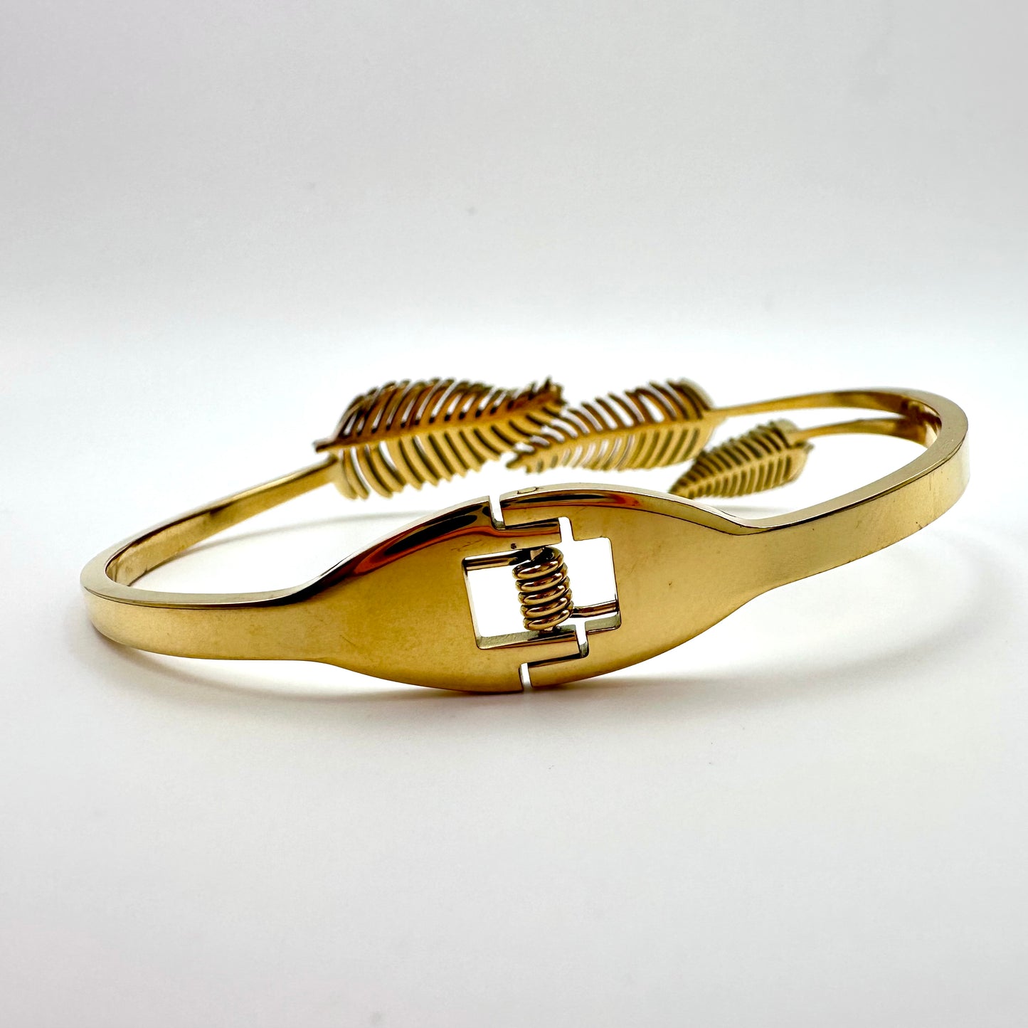 Armreif „Golden Plume“ mit Sandstrahl-Finish