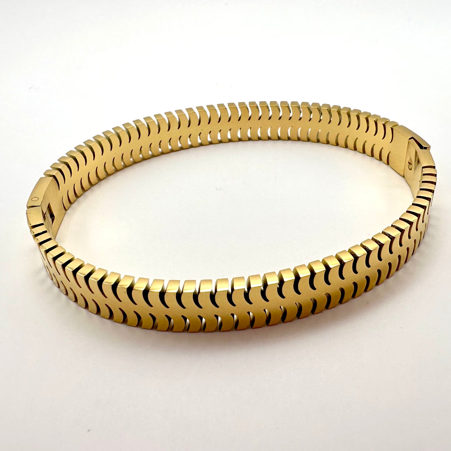 Armreif „Geometric Spine“ in Gold-Optik