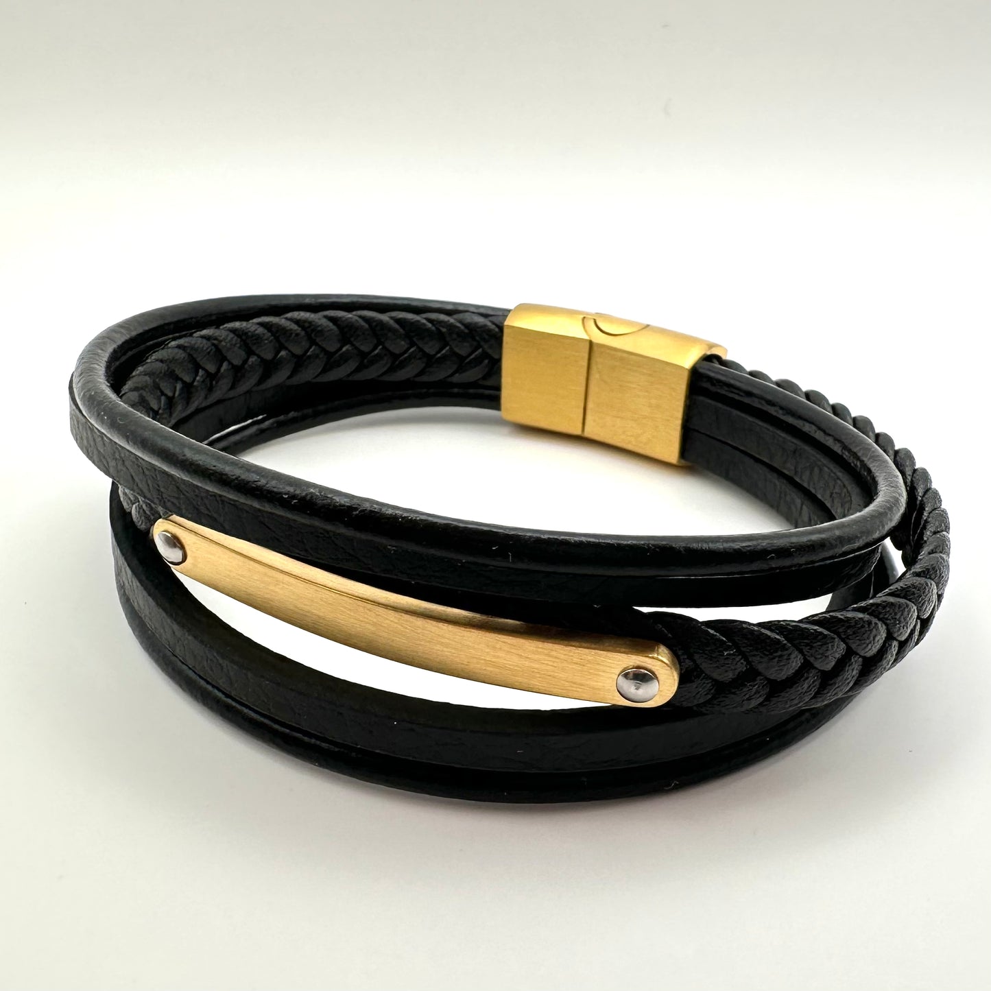 Herren-Lederarmband mit goldener ID-Platte