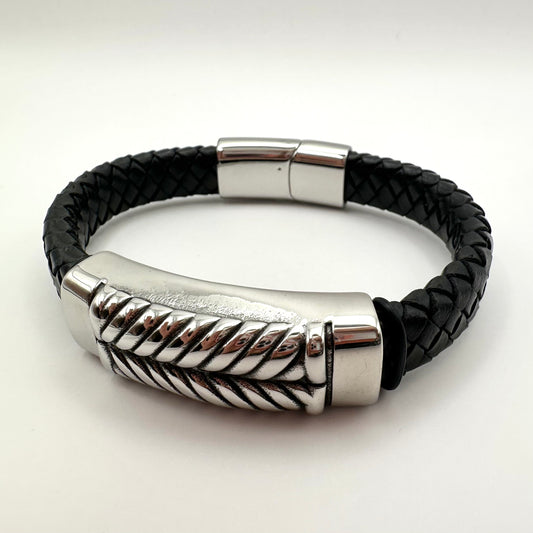 Herren-Lederarmband mit markanter Edelstahl-Platte