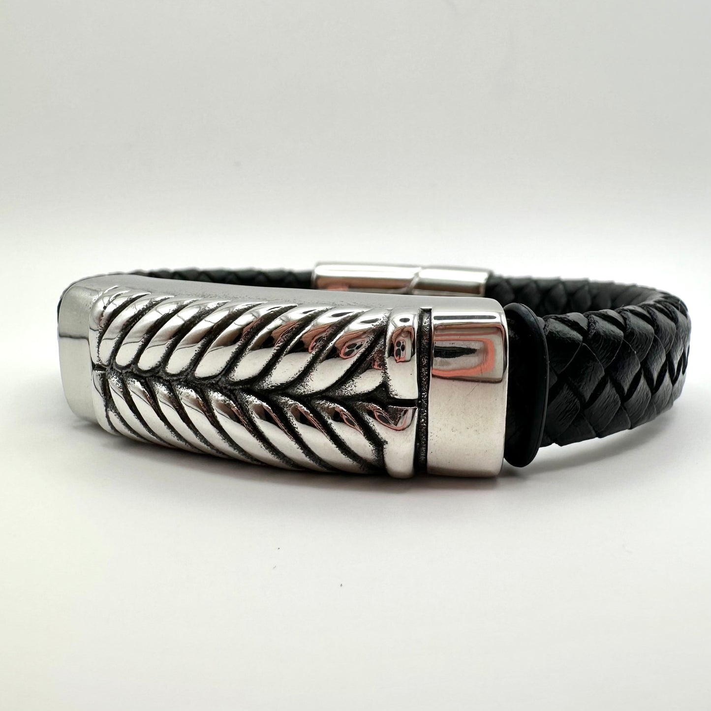 Herren-Lederarmband mit markanter Edelstahl-Platte