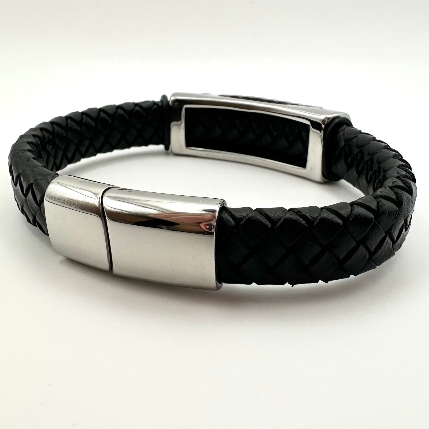 Herren-Lederarmband mit markanter Edelstahl-Platte
