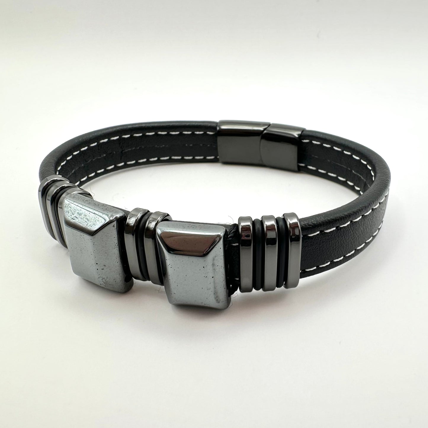 Herren-Lederarmband mit markanten Edelstahl-Elementen