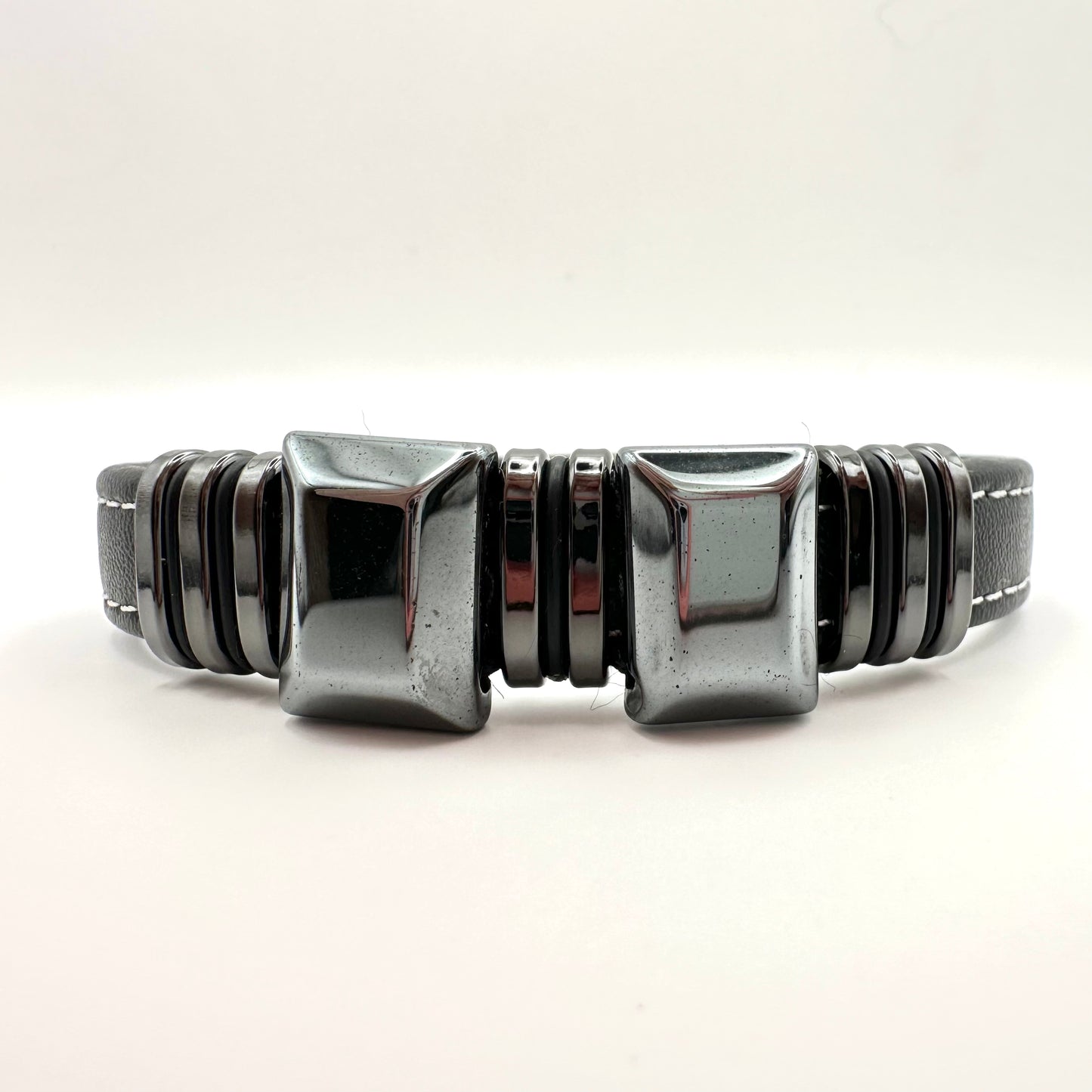 Herren-Lederarmband mit markanten Edelstahl-Elementen
