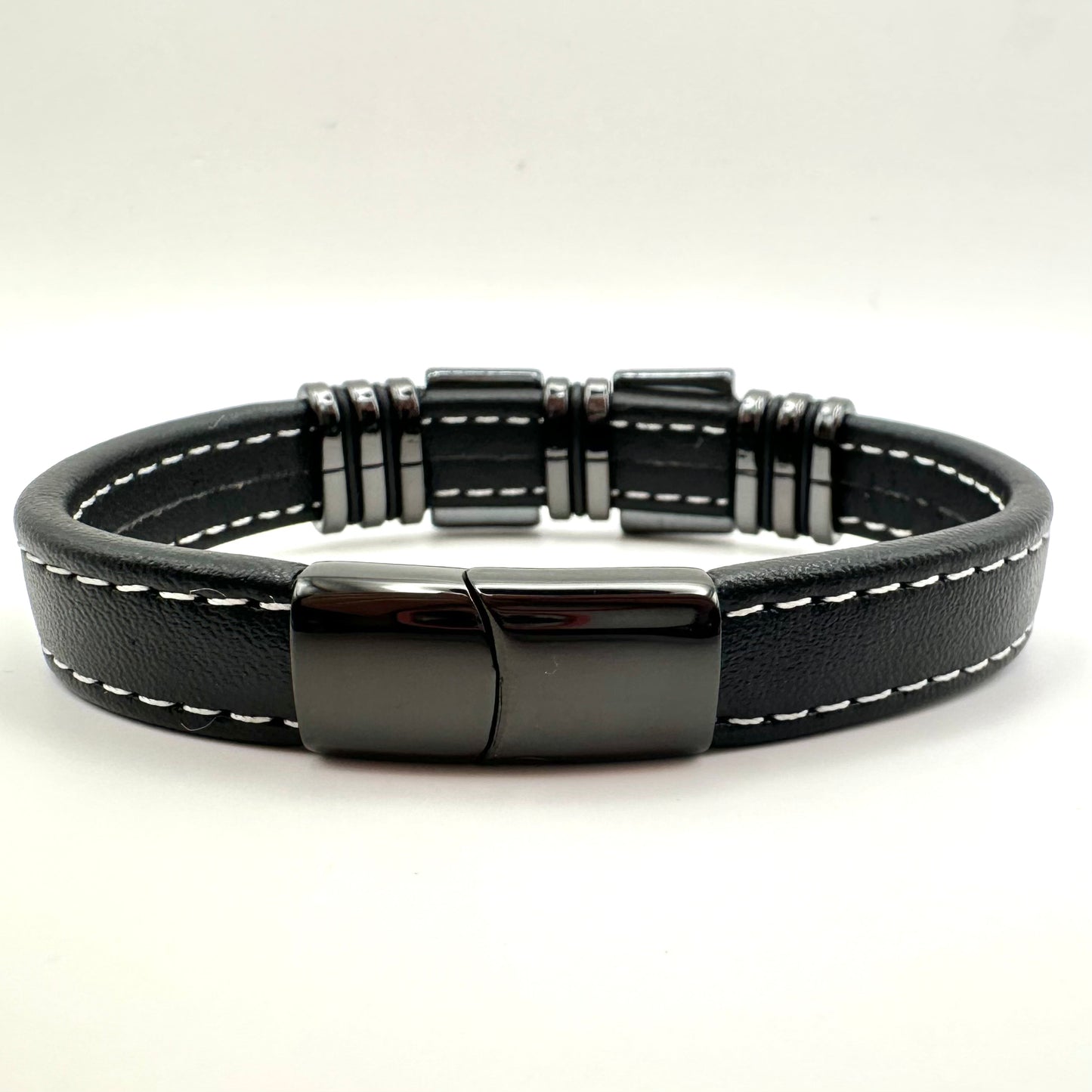 Herren-Lederarmband mit markanten Edelstahl-Elementen