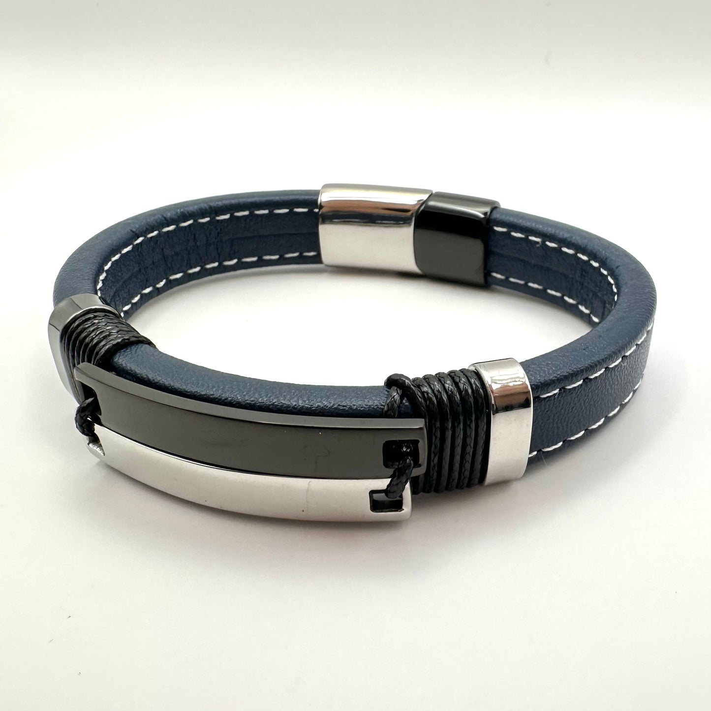 Modernes Herren-Lederarmband in Blau mit ID-Platte