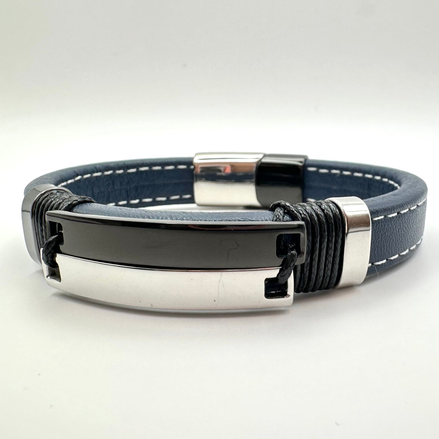 Modernes Herren-Lederarmband in Blau mit ID-Platte