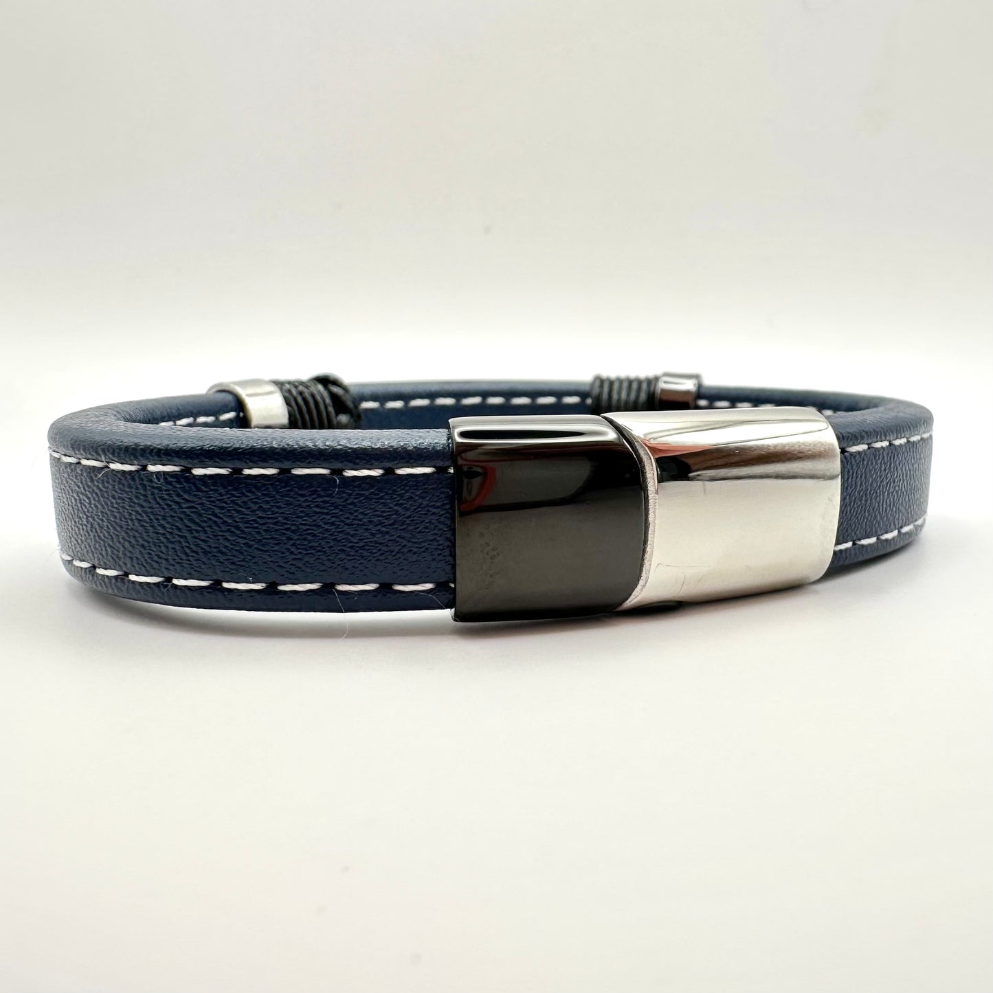 Modernes Herren-Lederarmband in Blau mit ID-Platte