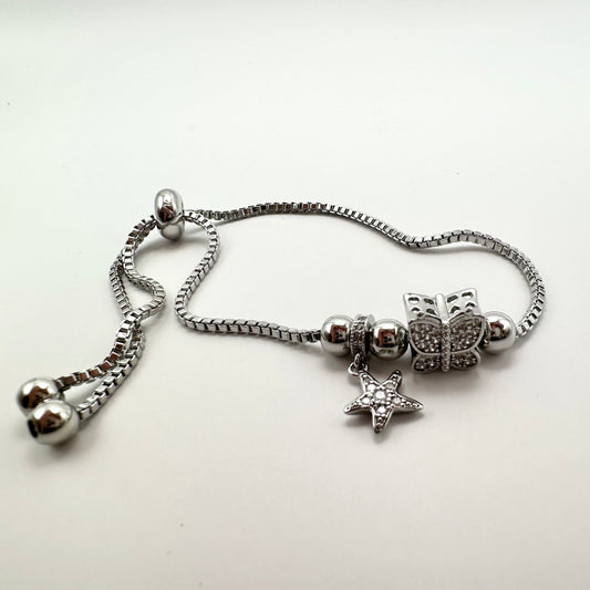 Elegantes Bettelarmband mit Schmetterlings- und Sternanhängern