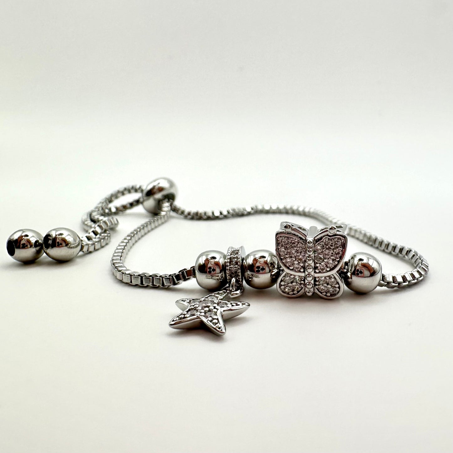 Elegantes Bettelarmband mit Schmetterlings- und Sternanhängern