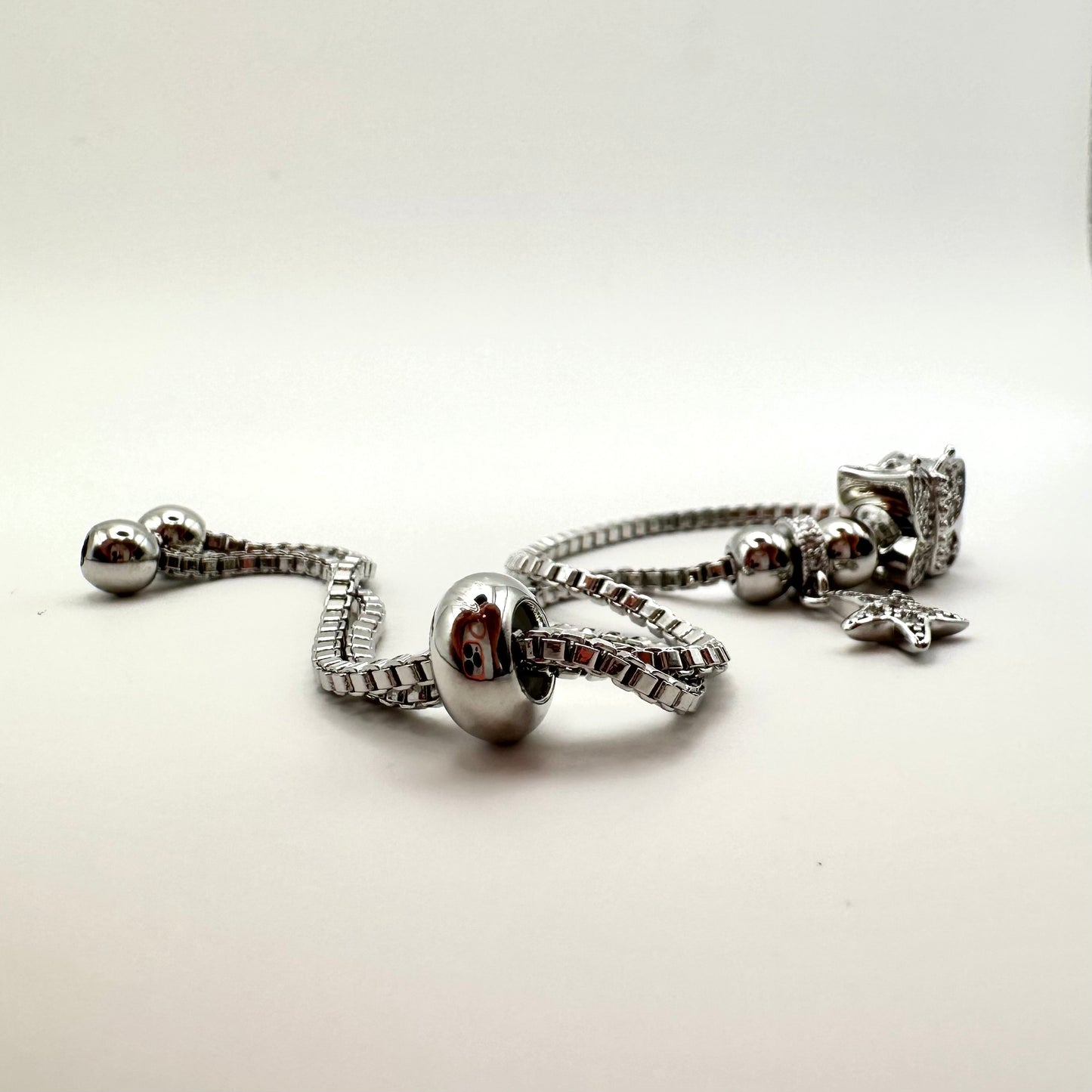 Elegantes Bettelarmband mit Schmetterlings- und Sternanhängern