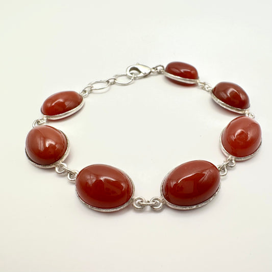 Armband mit Karneol und Edelstahl – Warme Eleganz