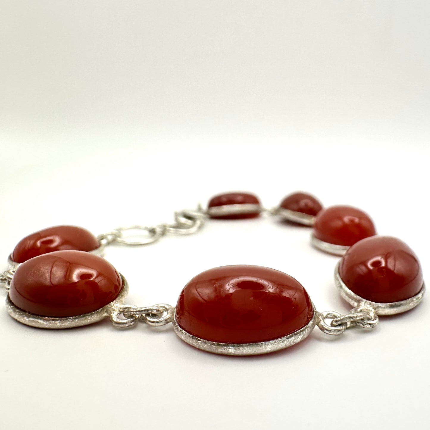 Armband mit Karneol und Edelstahl – Warme Eleganz