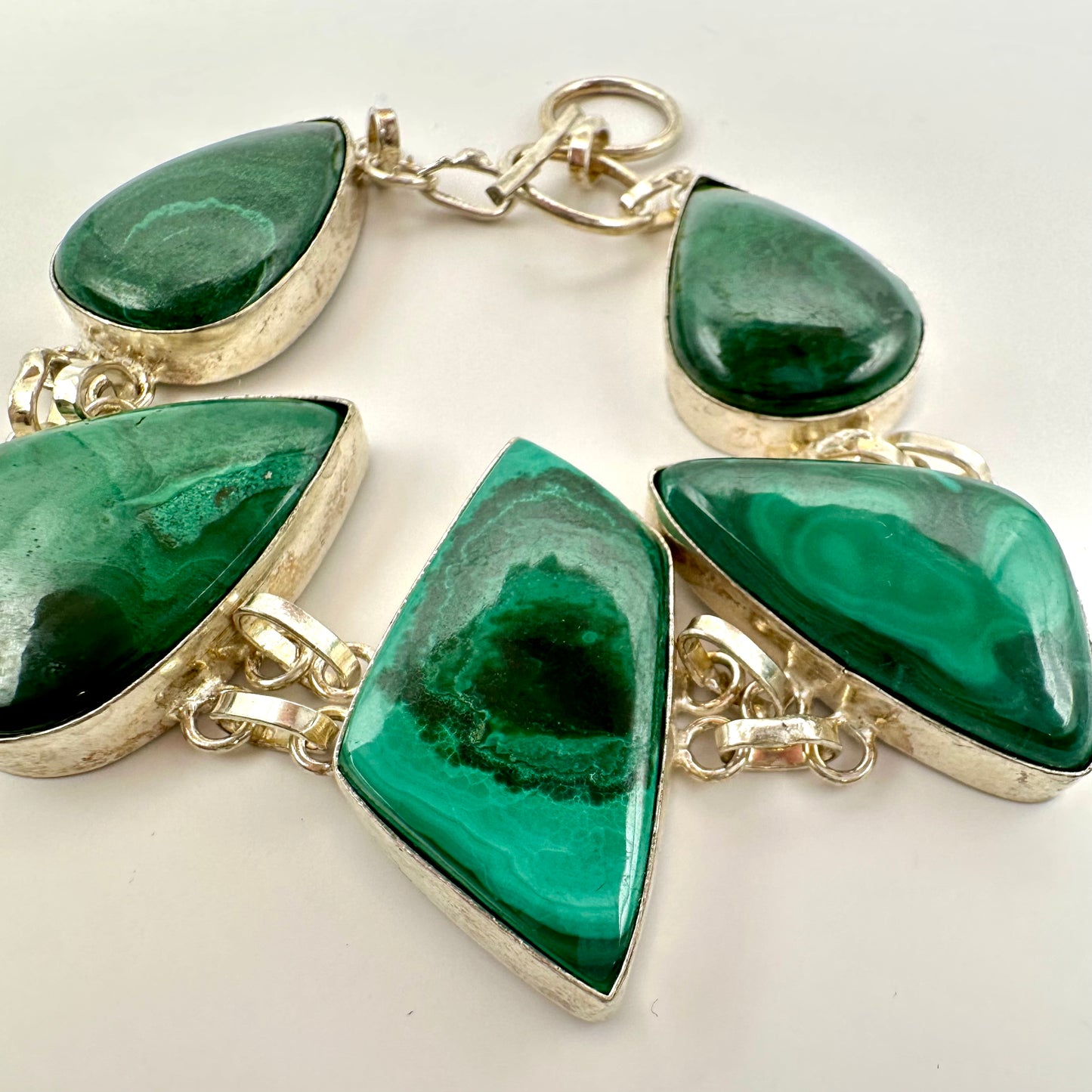 Statement-Armband mit Malachit und Edelstahl – Kraftvolle Kontraste