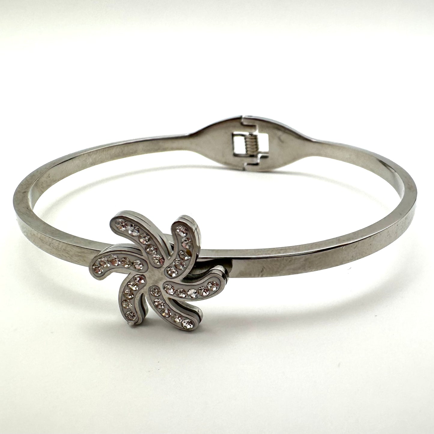 Eleganter Armreif mit funkelndem Blüten-Design