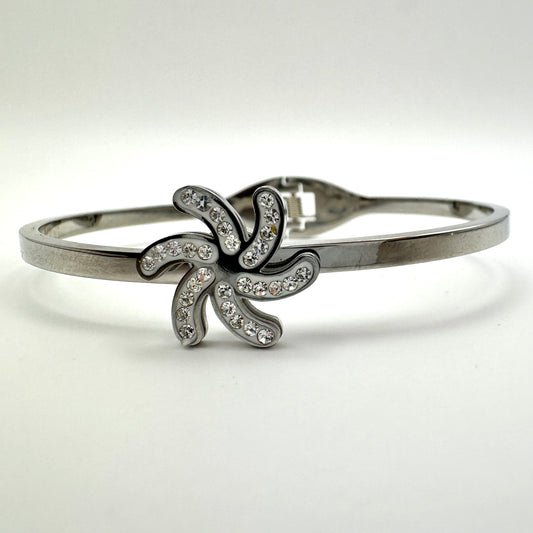 Eleganter Armreif mit funkelndem Blüten-Design