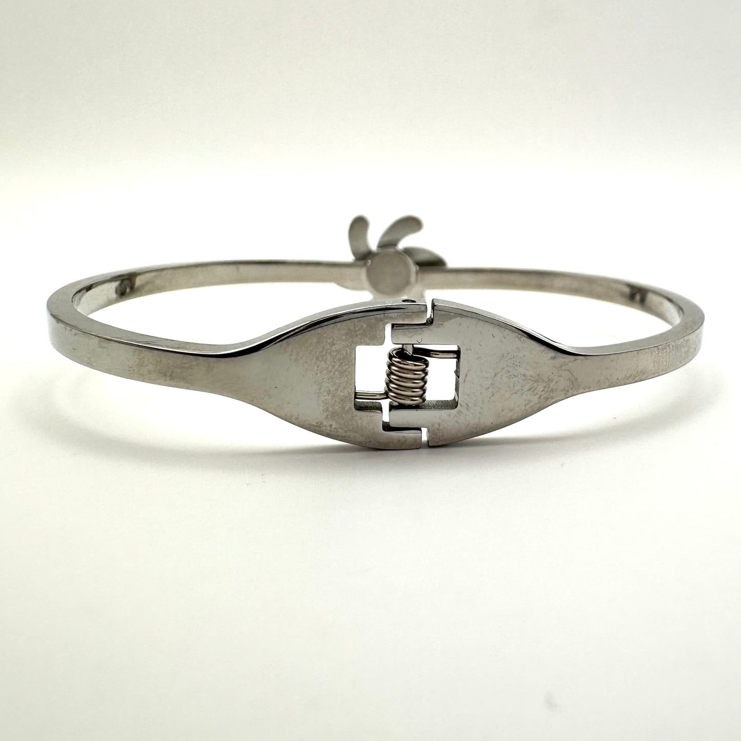 Eleganter Armreif mit funkelndem Blüten-Design