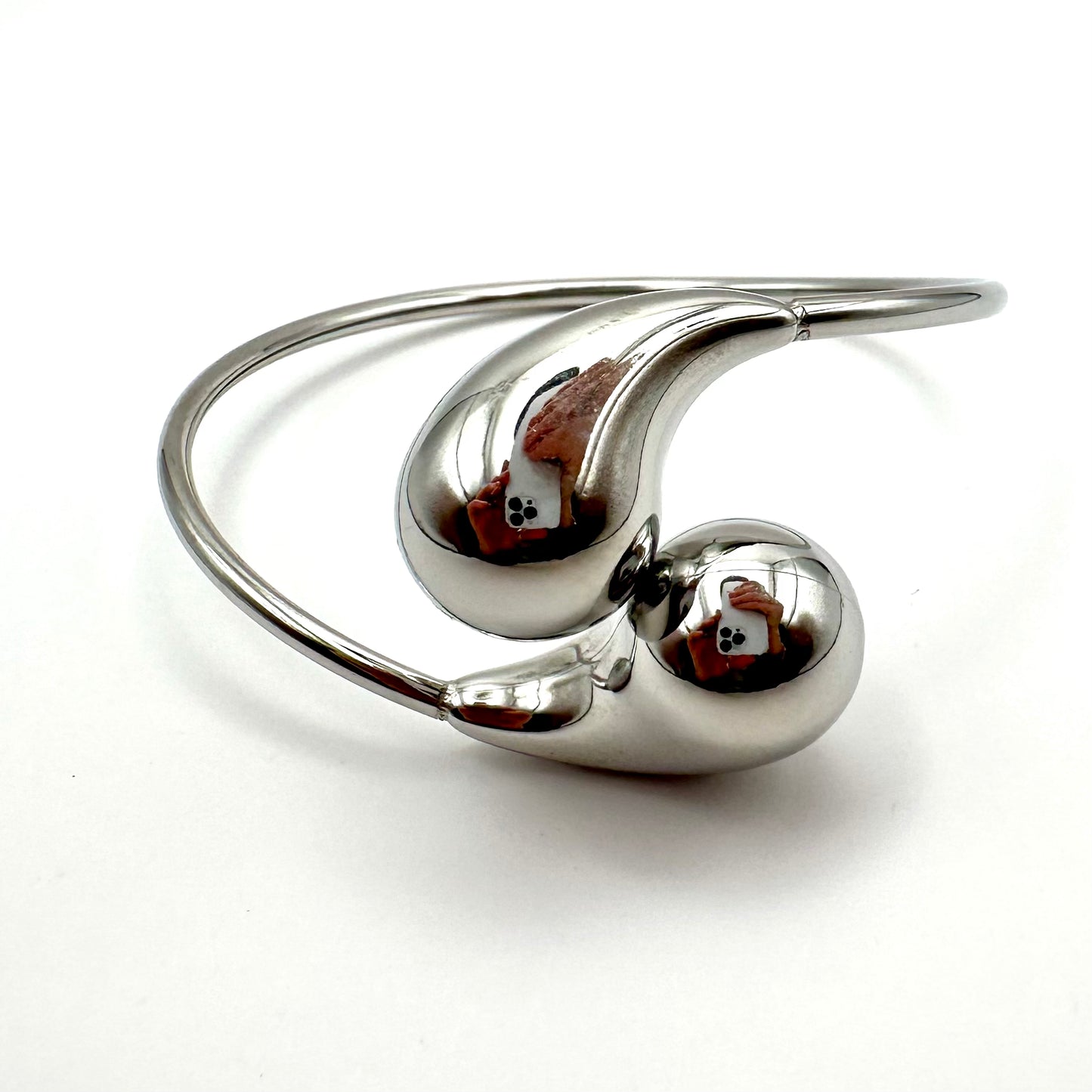 Futurismus trifft Eleganz: Der „Liquid Silver“ Armreif