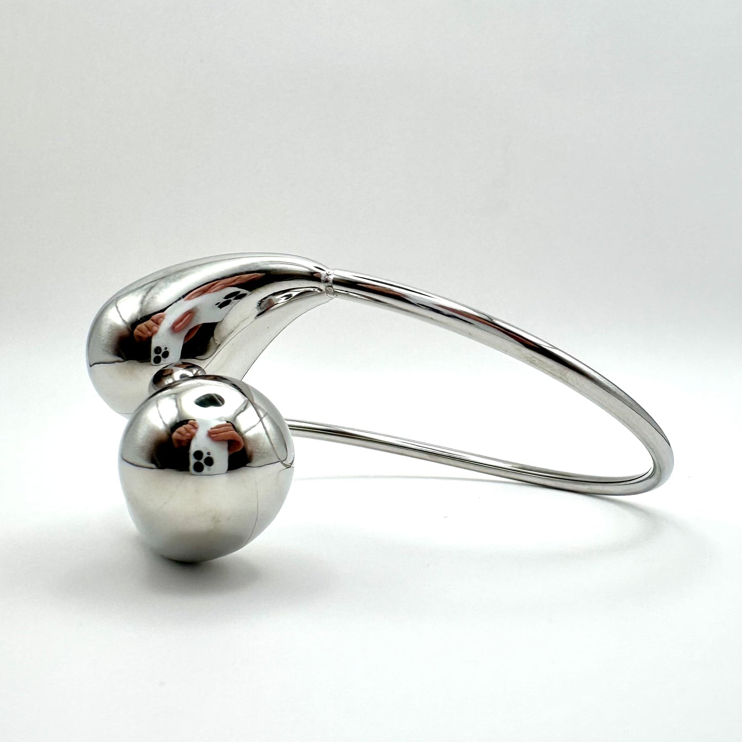 Futurismus trifft Eleganz: Der „Liquid Silver“ Armreif