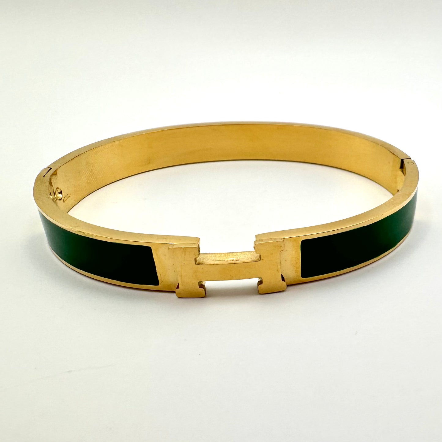 Elegantes Emaille-Armspange im ikonischen Design