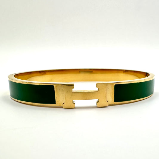 Elegantes Emaille-Armspange im ikonischen Design