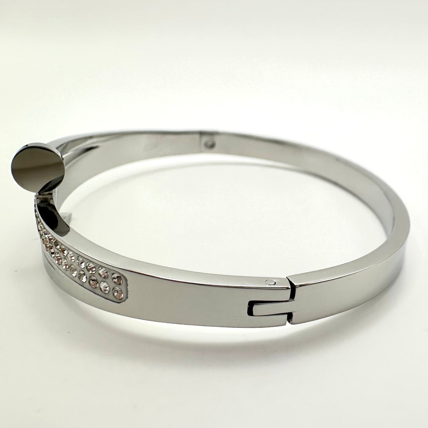Exklusiver Armreif im „Nail“-Design mit Kristallbesatz