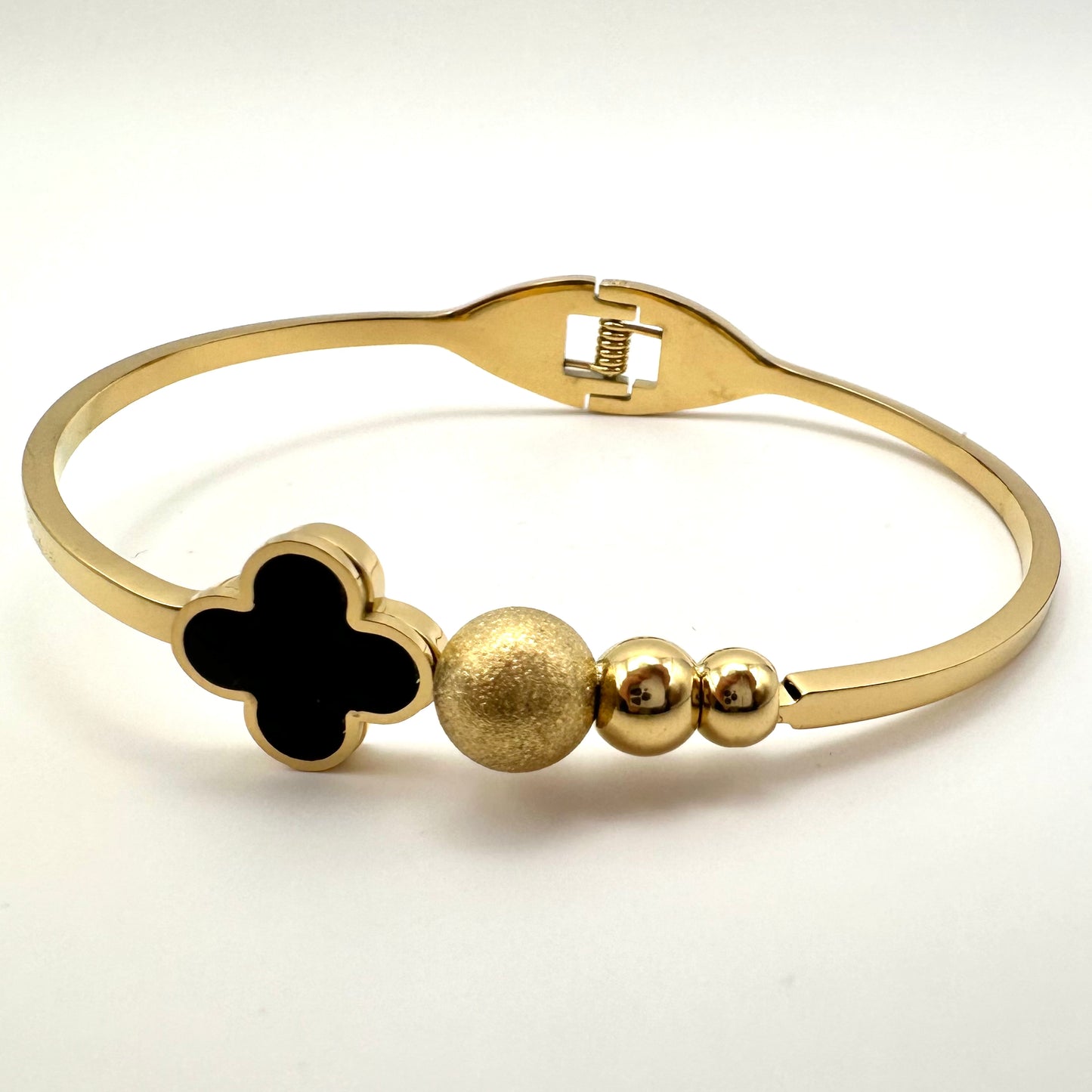 Exklusiver Armreif mit Kleeblatt-Motiv und Goldperlen