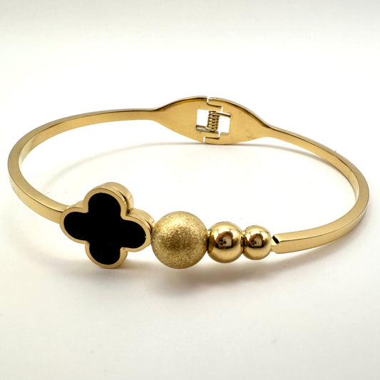 Exklusiver Armreif mit Kleeblatt-Motiv und Goldperlen