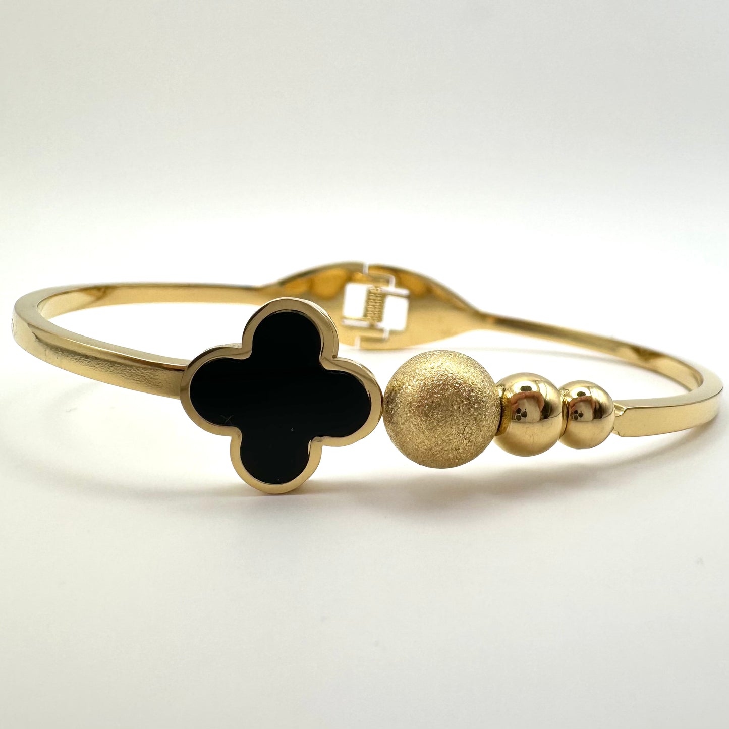 Exklusiver Armreif mit Kleeblatt-Motiv und Goldperlen