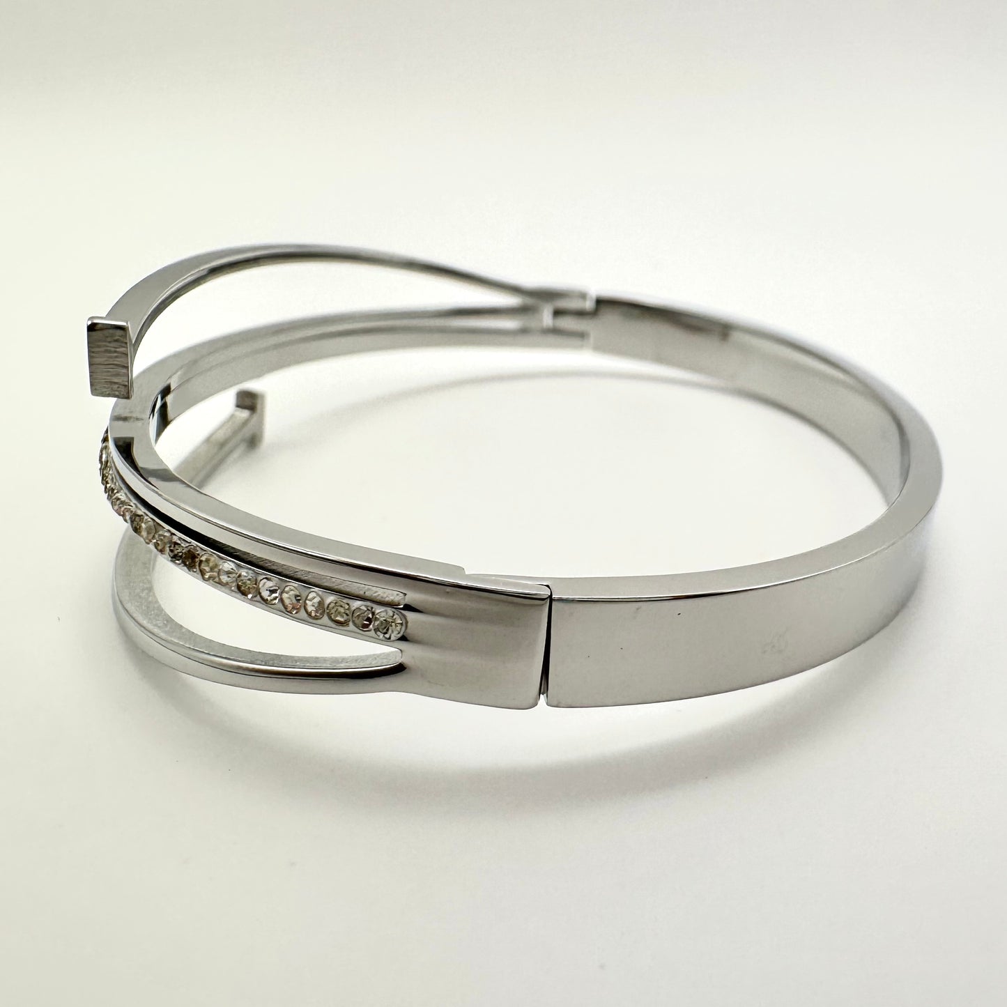 Eleganter Bangle mit Kristallbesatz
