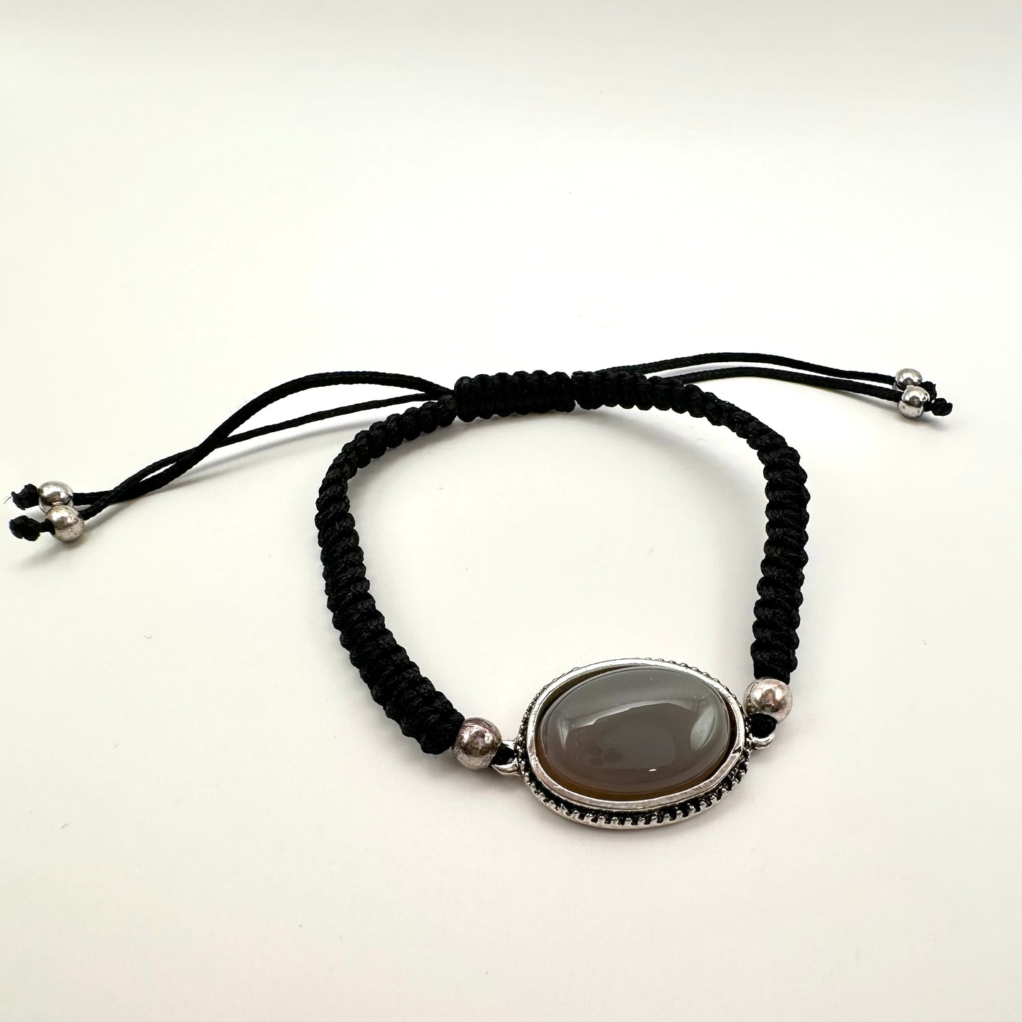 Armband mit grauem Achat – Handgefertigtes Design