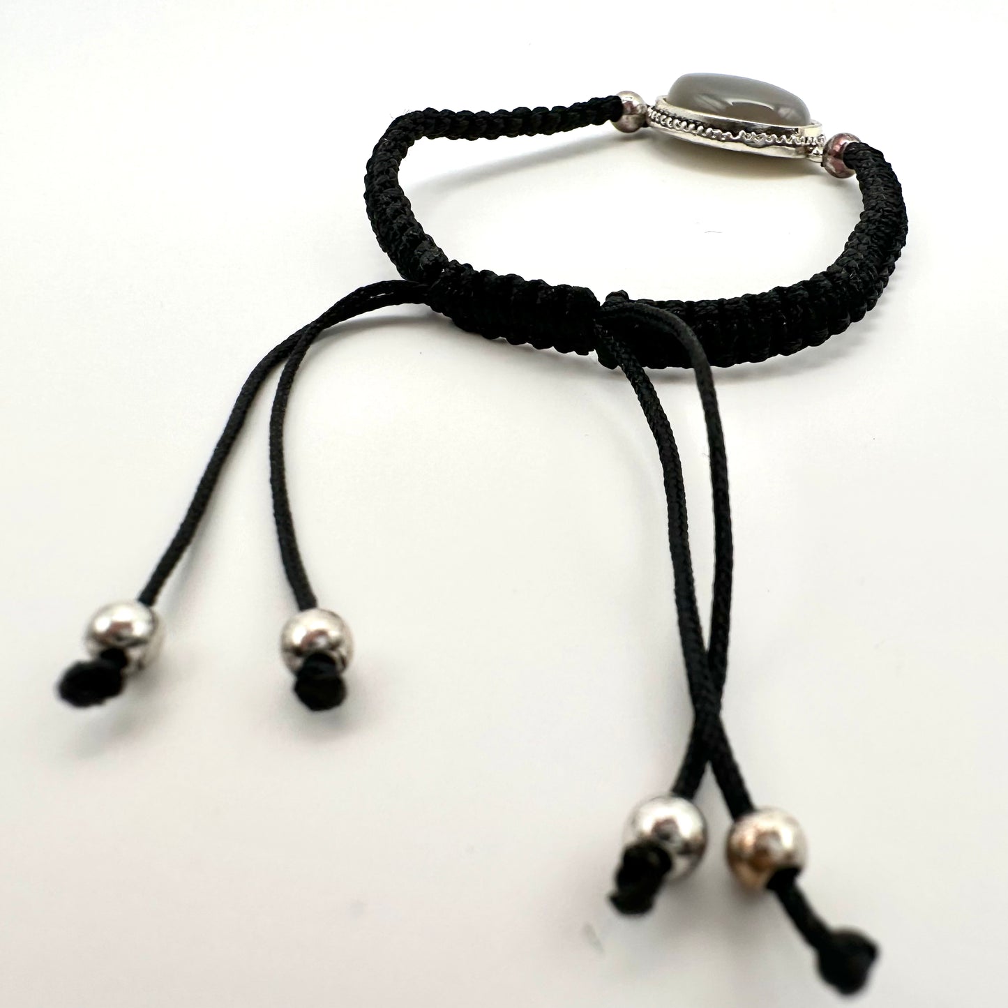 Armband mit grauem Achat – Handgefertigtes Design