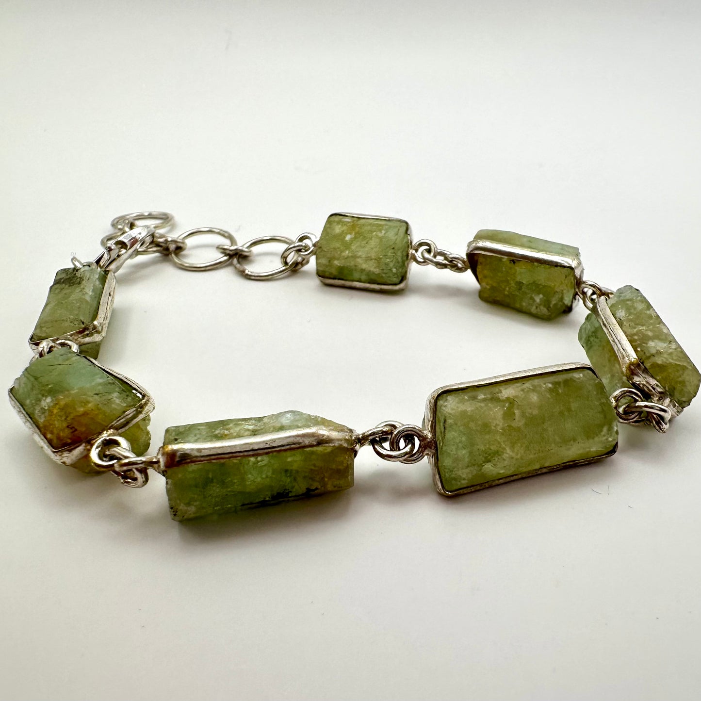 Armband mit Prehnit und Edelstahl – Beständige Schönheit