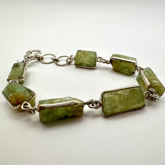 Armband mit Prehnit und Edelstahl – Beständige Schönheit