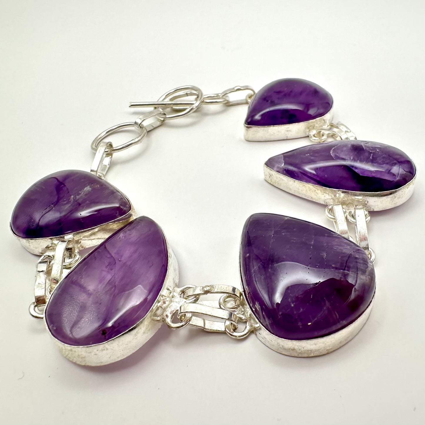 Armband mit Amethyst und Edelstahl – Kraftvolle Eleganz