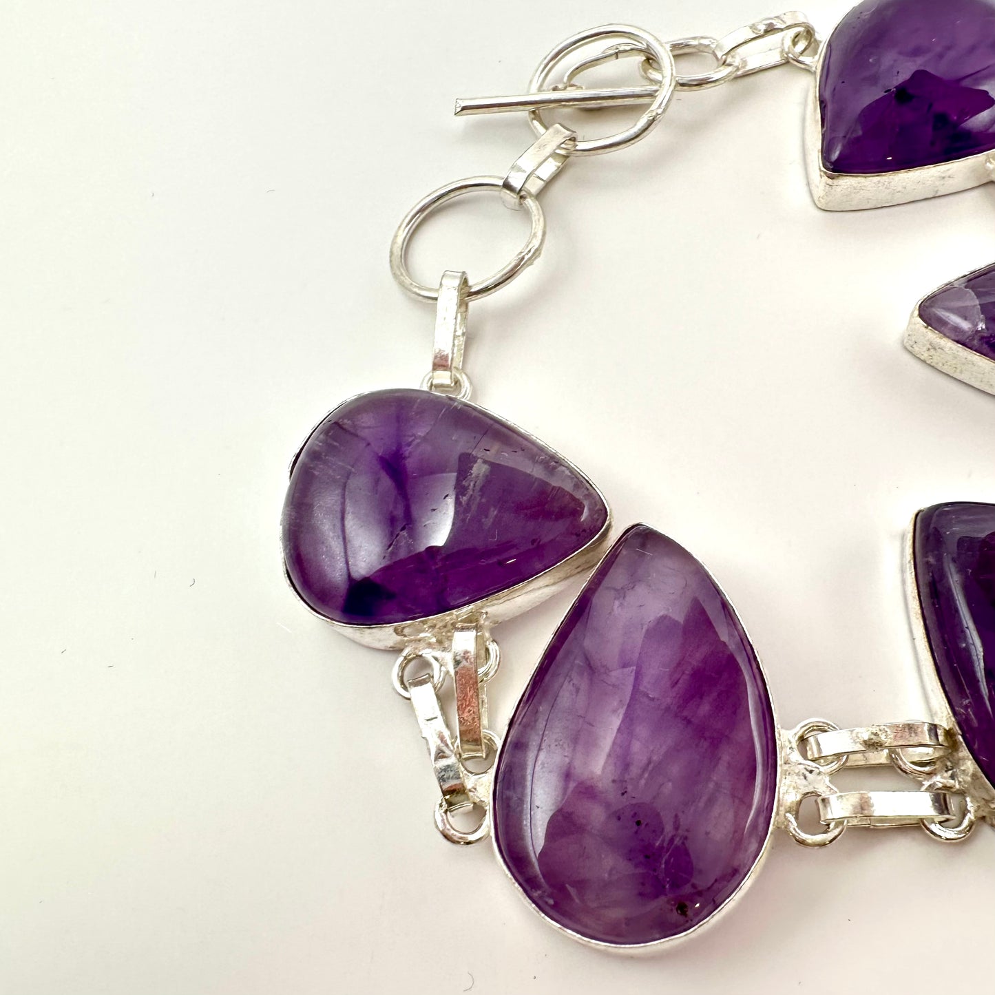 Armband mit Amethyst und Edelstahl – Kraftvolle Eleganz